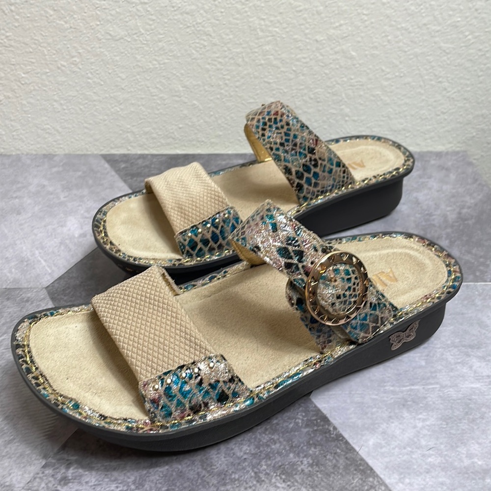 Alegrina 6.5 women’s beautiful multicolored snake print sandals, Adjustable foot